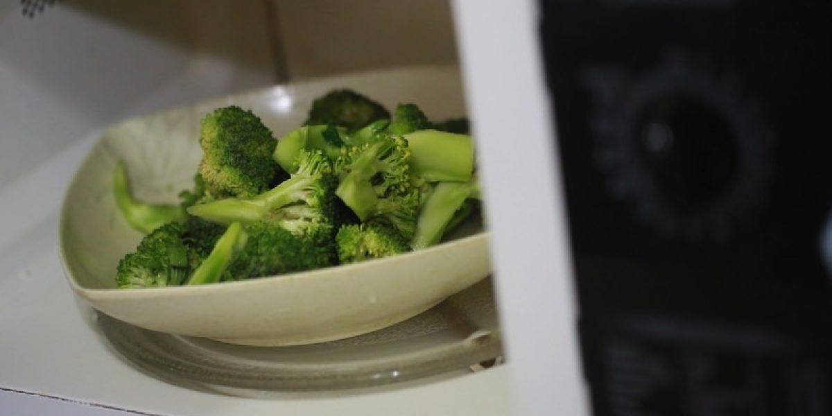 8 Terrible Things Microwave Ovens Can Do To You And Your Food