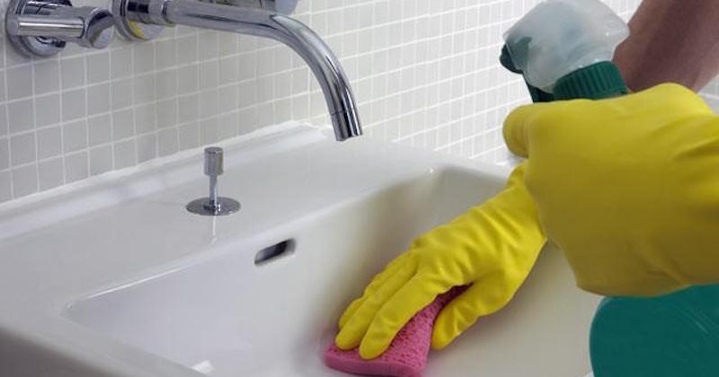 cleaning sink with sponge