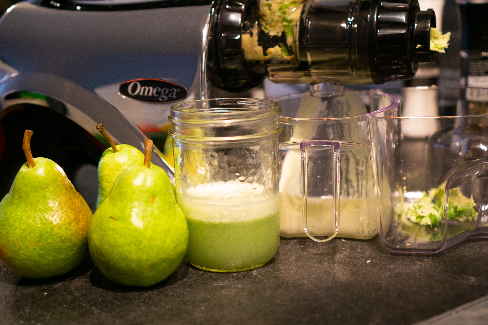 omega nc900hdc juicer with pears and green juice