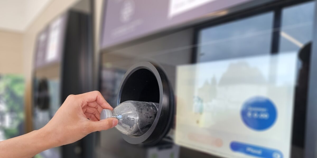 This Vending Machine in Turkey Dispenses Food for Stray Dogs and Cats When People Deposit Plastic Bottles for Recycling